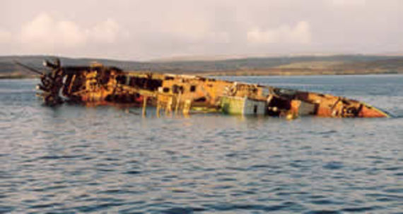 Le Borodinskoye Polye en train de couler au large des Iles Shetland