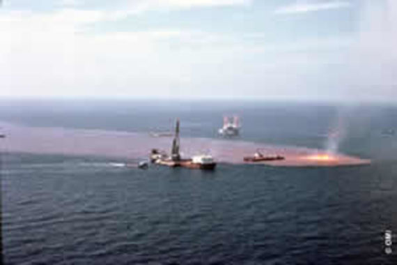 La plate-forme offshore Ixtoc 1 en feu