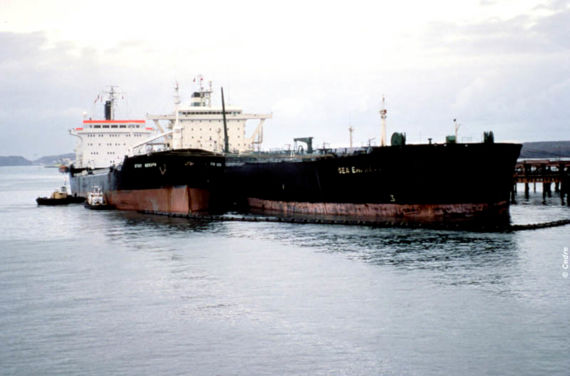 Le Sea Empress en cours d'allègement à Herbrandston Jetty (Source : Cedre)