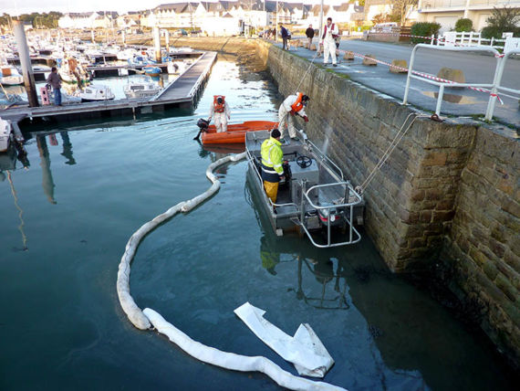 Clean-up in a harbour, January 2012. © Cedre.