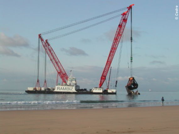 Barge Rambiz with a grapple