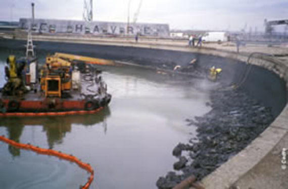 Opération de nettoyage dans le port du Havre