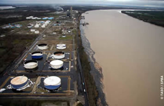 Aerial view of the oil depot and the slick on the Garonne, on 12/04/07. 